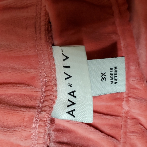 Ava & Viv Plus Size Women's Velvet Shorts - Picture 5 of 5